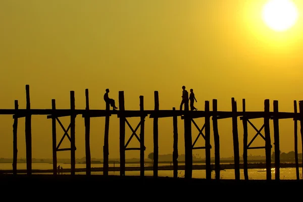 Zachód słońca na most u-ben z myanmar ludzi, amarapura, mandalay, — Zdjęcie stockowe