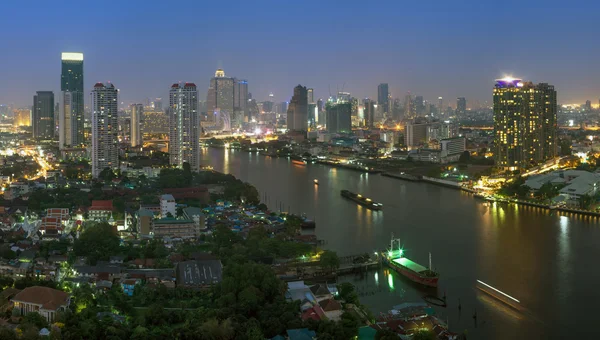 曼谷市容。在那黄昏时分的曼谷江景房. — 图库照片