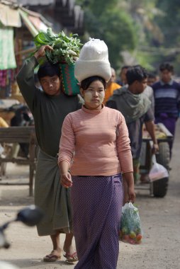 Bagan, myanmar-Ocak 4: ölülerin bagan, myanmar 4 Ocak 2011 itibariyle pazarda pirinç taşıyan belirsiz bir Birmanya kadın. kafası taşıyan myanmar, geleneksel Birmanya olduğunu