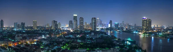 Panorama bangkok stadsgezicht rivier kant bij avondschemering in bangkok, thailand — Stockfoto