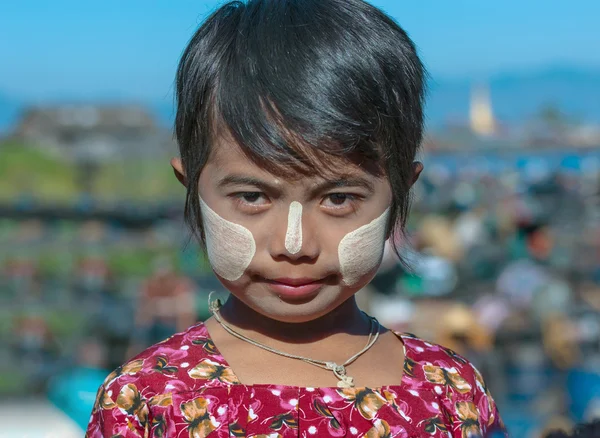 インレー湖ミャンマー - 12 月 31： 若い女の子の正体不明の顔 2010 年 12 月 31 日ミャンマー インレー湖上の伝統的な thanaka とビルマ. — ストック写真