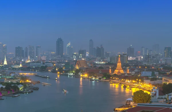 Bangkok panoráma řeka straně za soumraku, který zblízka wat arun — Stock fotografie