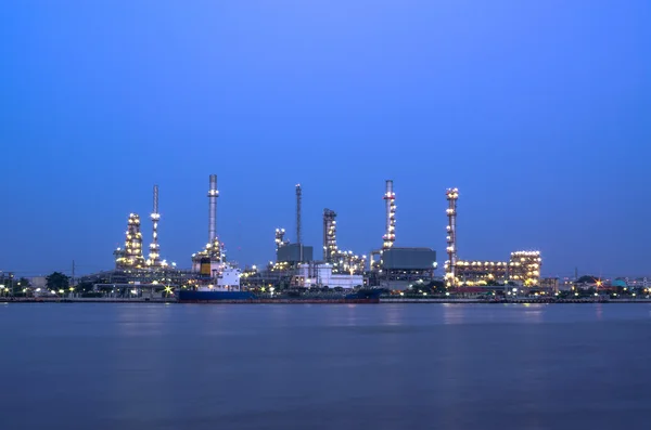 Oil and gas refinery at twilight - Petrochemical factory Royalty Free Stock Images