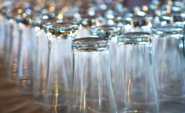 birçok boş bardak su