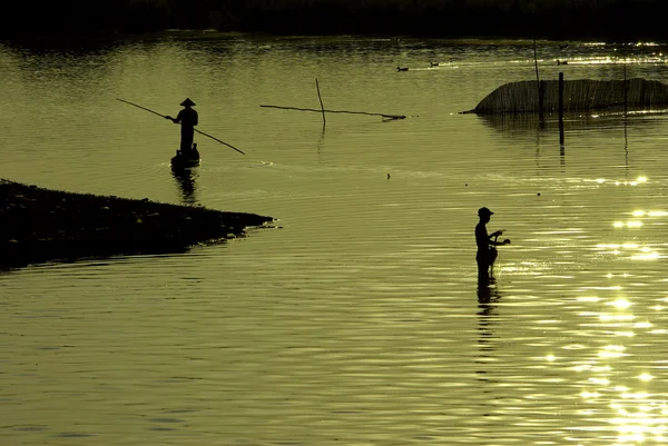 Traditional fishing during sunset, U-Ben Bridge, Mandalay, Myanm — Stock Photo, Image