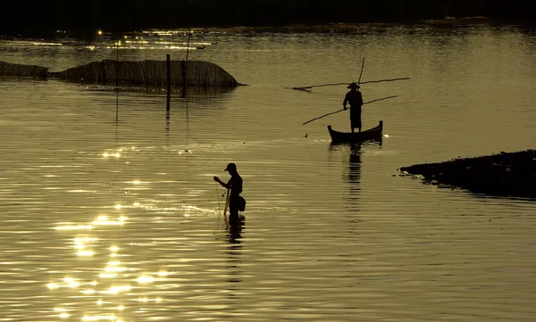 Pesca tradizionale durante il tramonto, U-Ben Bridge, Mandalay, Myanmar — Foto Stock