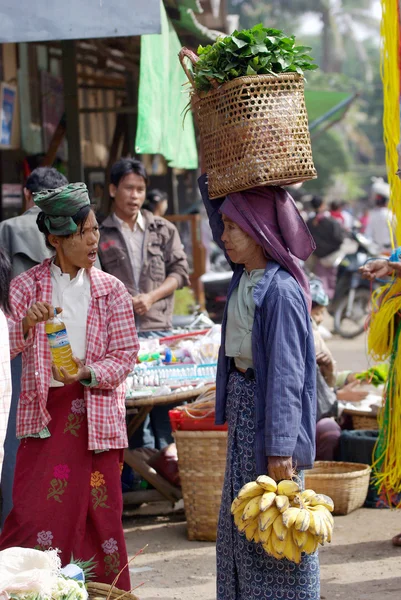 Bagan, myanmar-Ocak 4: baş bagan, myanmar 4 Ocak 2011 itibariyle pazarda sebze sepeti taşıyan belirsiz bir Birmanya kadın. kafası taşıyan myanmar, geleneksel Birmanya olduğunu — Stok fotoğraf