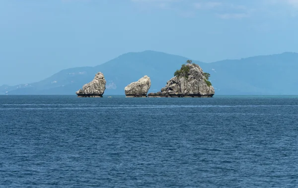 Roca tropical e isla en mar abierto — Foto de Stock