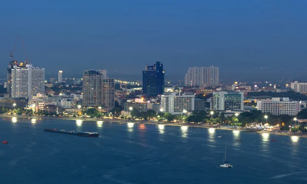 Paisaje urbano de Pattaya Edificio moderno junto a la playa al atardecer tim — Foto de Stock