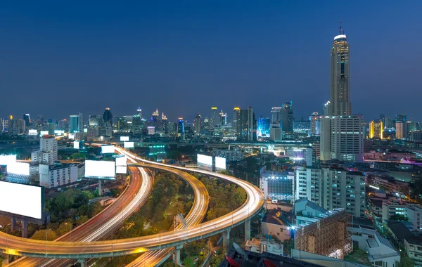 Autopista elevada La curva del puente en Bangkok paisaje urbano — Foto de Stock