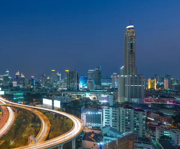 Autopista elevada La curva del puente en Bangkok paisaje urbano — Foto de Stock