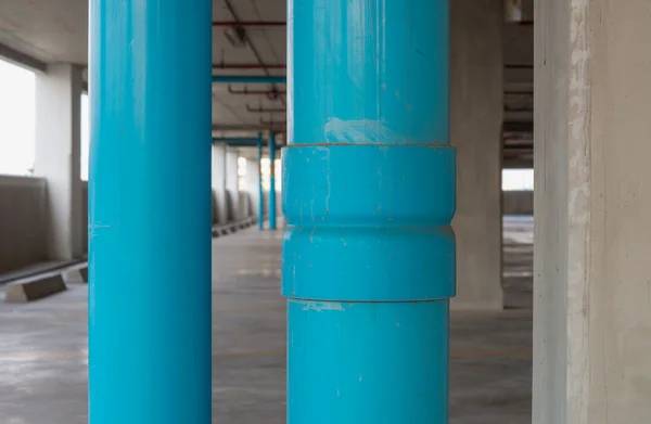 Tubo de PVC azul com parede — Fotografia de Stock