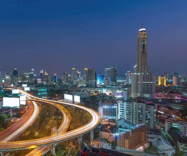 Autopista elevada La curva del puente en Bangkok paisaje urbano — Foto de Stock