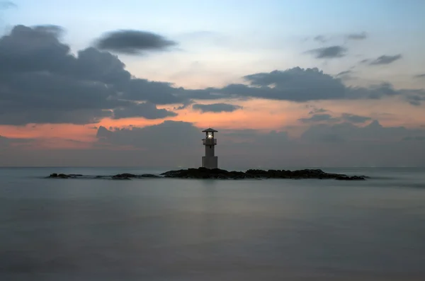 夕暮れ時の海と海岸の灯台 — ストック写真