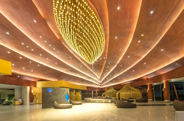 KHAOLAK, THAILAND - NOV 1 : Lobby of the SENTIDO Graceland Khao Lak Resort & Spa.is located on Bangsak Beach and is located 90 kilometres north of Phuket, on November 1, 2013 in Khaolak, Thailand — Stock Photo, Image