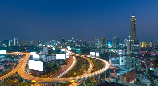 Verhoogde snelweg de curve van de brug in bangkok stadsgezicht — Stockfoto