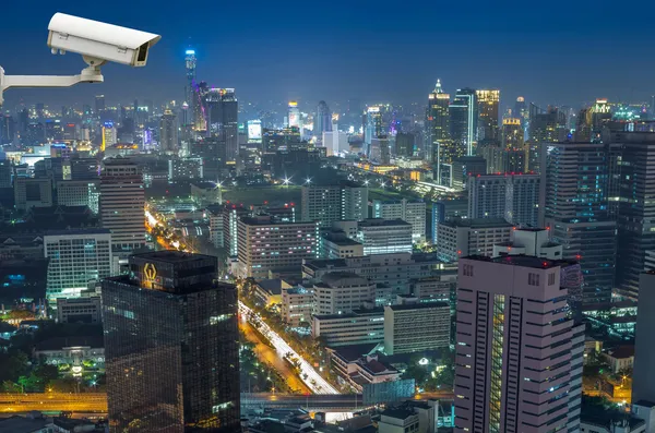 Security camera toezicht op het verkeer van de top van het gebouw — Stockfoto