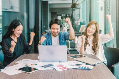 Asianbusiness grup casual elbise ile mutlu eylem çalışma ile insanlar ve modern ofis, insanlar iş grup kavramı kutlama