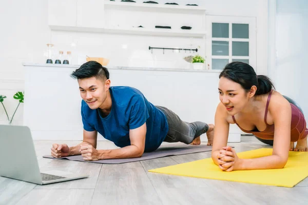 Übungen Hause Zwei Asiatische Paare Praktizieren Yoga Hause Mit Laptop — Stockfoto