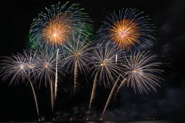 Fantástico Fuegos Artificiales Multicolor Explotando Para Celebración Desde Gran Barco —  Fotos de Stock