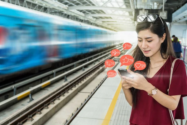 Mulher Asiática Passageira Usando Telefone Celular Para Verificar Aplicativo Rede — Fotografia de Stock