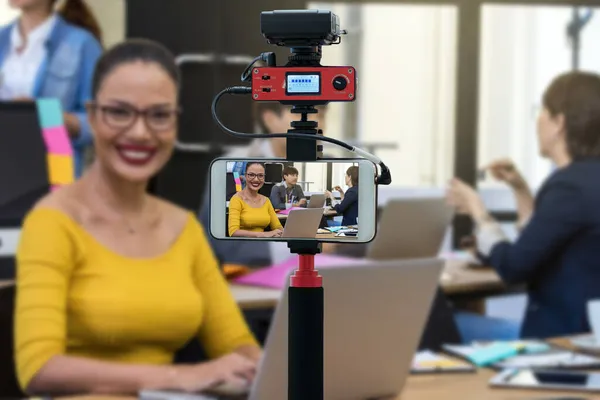 Nahaufnahme Smartphone Live Businesswoman Arbeit Mit Gruppe Von Geschäftsleuten Kamera — Stockfoto