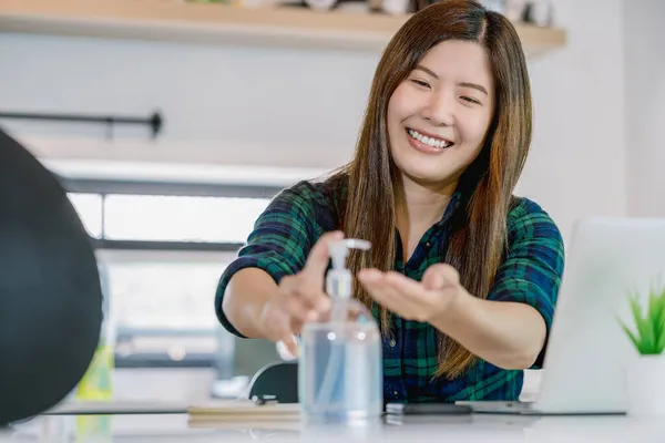 Mujer Asiática Usando Desinfectante Manos Cuando Trabaja Casa Con Tecnología —  Fotos de Stock