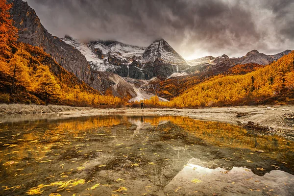 Aziatische Vrouw Reizen Walvisvaart Sightseeing Gebied Yading Nature Reserve China — Stockfoto