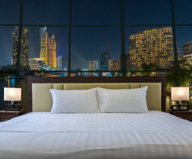Lüks yatak odası. Geceleri Bangkok Cityscape nehir kenarındaki camlı. Alışveriş merkezi, otel, dinlenme ve tatil.