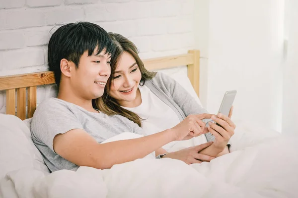 Nahaufnahme Glücklicher Asiatischer Liebhaber Oder Paar Mit Technologie Smartphone Auf — Stockfoto