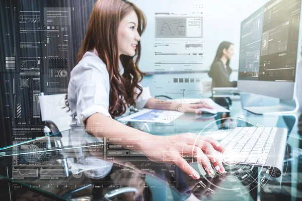 閉鎖手の若いアジアのビジネス女性はチームワークを背景に 現代のオフィスで働くための技術デジタル仮想スクリーンでコンピュータのキーボードを押す人々のビジネスコンセプト — ストック写真