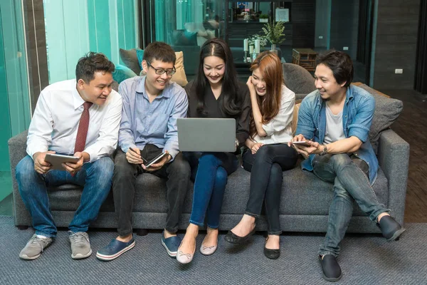 アジアのビジネスグループ現代オフィスの仕事やソーシャルネットワークのための技術のモバイル タブレット ノートパソコンやコンピュータを使用してカジュアルなスーツを持つ人々 人々のビジネスグループの概念 — ストック写真