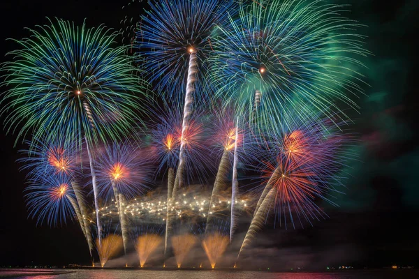 Fantastisches Buntes Feuerwerk Vom Großen Boot Über Dem Meer Festkonzept — Stockfoto