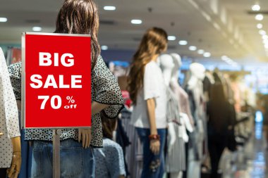 Satılık sahte kapalı % 70 kadar alışveriş bölümü mağazasında alışveriş, iş moda ve reklam kavramı için giyim hattı üzerinden görünen kare ayarı tanıtımı