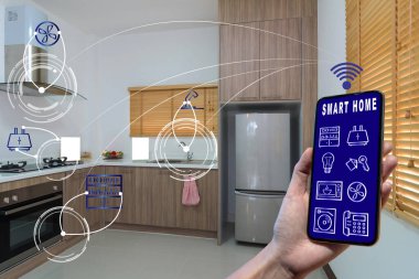 Akıllı Ev ve Artırılmış Gerçeklik Teknolojisi konsepti, akıllı ev kontrol ekranını ve lüks mutfak ikonunu sunan el telefonu.