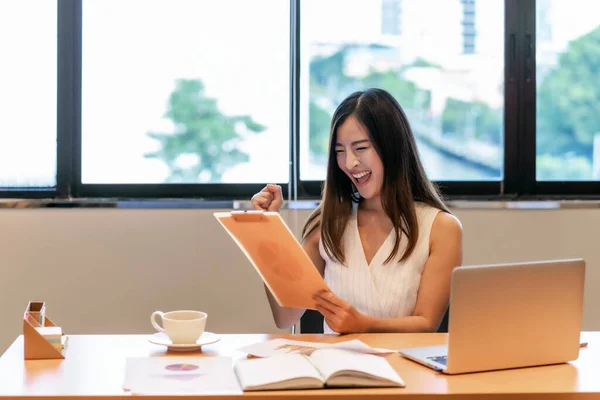 Empresária Asiática Terno Casual Estão Contentes Olhar Receita Alvo Escritório — Fotografia de Stock