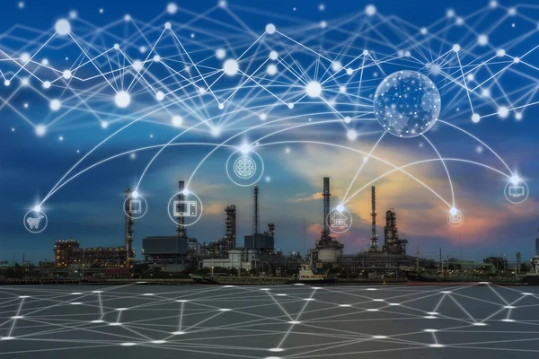 Kommunikationsnetzwerk Mit Mehrkanal Omnikanal Der Und Gasraffinerie Der Dämmerung Petrochemische lizenzfreie Stockbilder