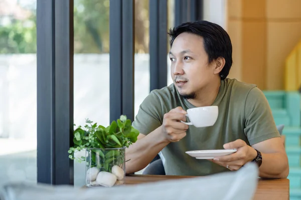 Asiático Hombre Negocios Beber Trabajar Desde Casa Sensación Felicidad Escritorio — Foto de Stock