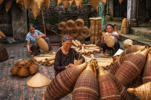 Skupina Vietnamských Řemeslnic Vyrábějících Tradiční Vietnamské Klobouky Starém Tradičním Domě — Stock fotografie