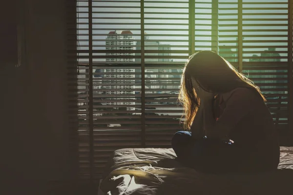 Mujer Deprimida Sentado Cabeza Las Manos Cama Dormitorio Oscuro Con Imagen de archivo