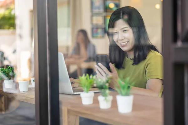 Azjatycka Bizneswoman Pracująca Domu Telefonem Komórkowym Technologią Laptop Szczęściu Uczucie — Zdjęcie stockowe