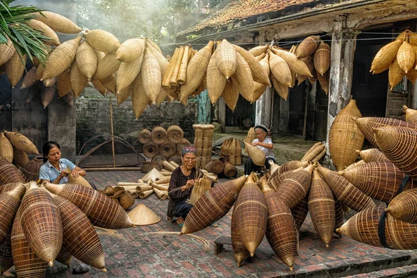 Groep Van Vietnamese Vrouwelijke Ambachtsvrouwen Maken Van Traditionele Vietnam Hoeden — Stockfoto