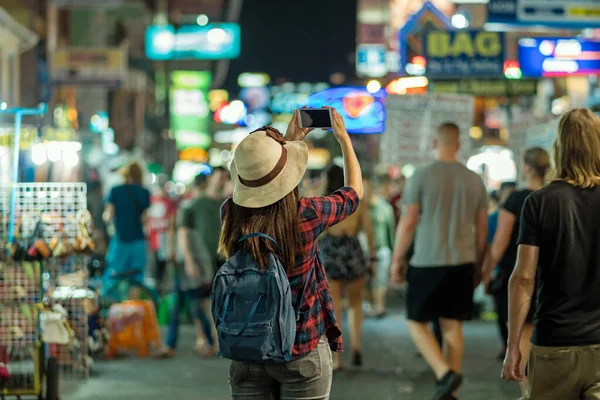 Hátoldalán Fiatal Ázsiai Vesz Fénykép Khaosan Road Sétáló Utcai Éjszaka — Stock Fotó
