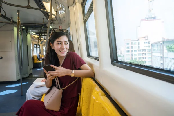 Азіатський Жінка Пасажирів Випадковий Масть Допомогою Соціальної Мережі Допомогою Смарт — стокове фото