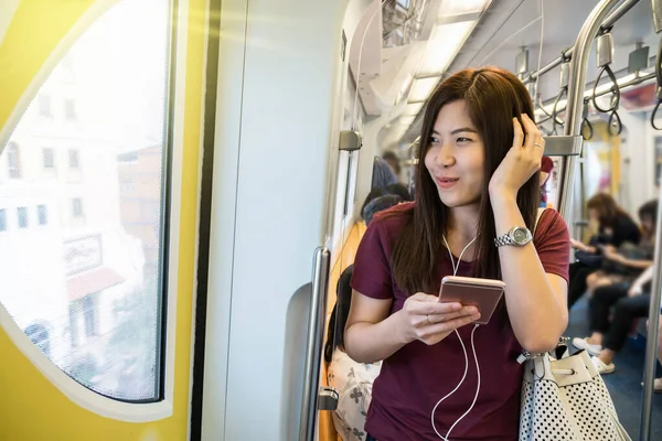 Pasajera Asiática Con Traje Casual Usando Teléfono Móvil Inteligente Los —  Fotos de Stock