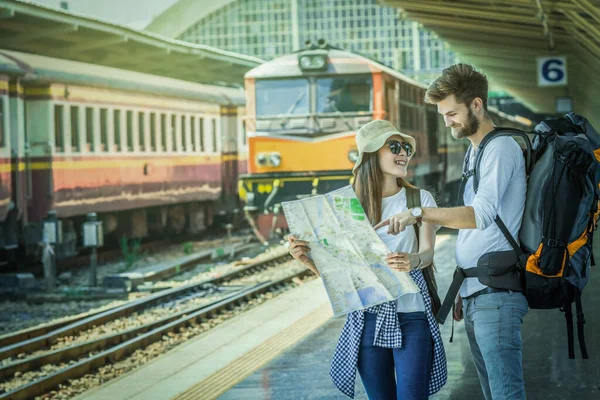 Los Viajeros Multiétnicos Están Mirando Mapa Estación Tren Viajes Concepto — Foto de Stock