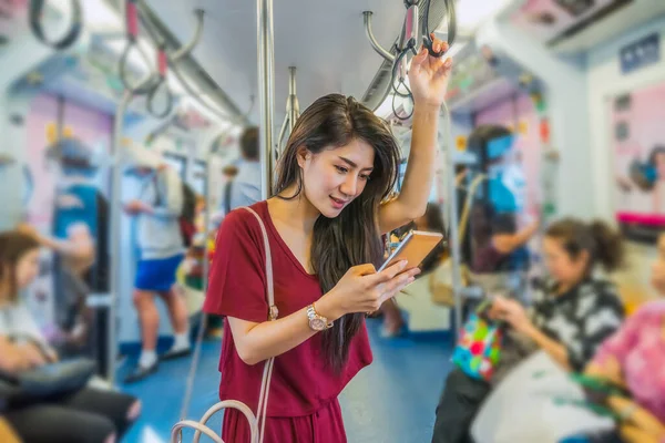大きな都市 ライフ スタイル 交通機関の概念の旅行のためレール Bts スカイトレインや Mrt 地下鉄のスマートな携帯電話を使用してカジュアルなスーツでアジアの女性乗客 — ストック写真