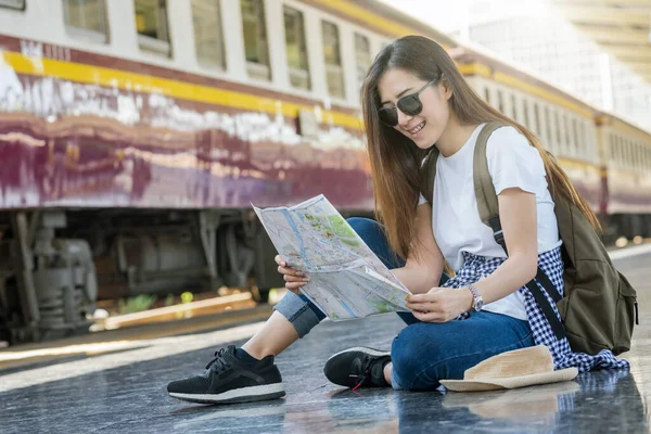 Όμορφη Γυναίκα Της Ασίας Ταξιδιώτη Κοιτάζοντας Χάρτη Στο Σιδηροδρομικό Σταθμό — Φωτογραφία Αρχείου