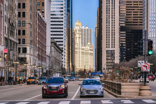 シカゴ 2019年3月 米国イリノイ州シカゴで2019年3月17日にビルと時計塔の間の道路交通 — ストック写真