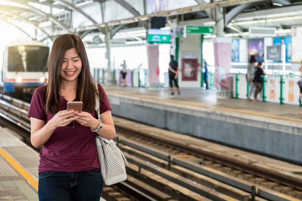 Pasajera Asiática Con Traje Casual Usando Teléfono Móvil Inteligente Los — Foto de Stock